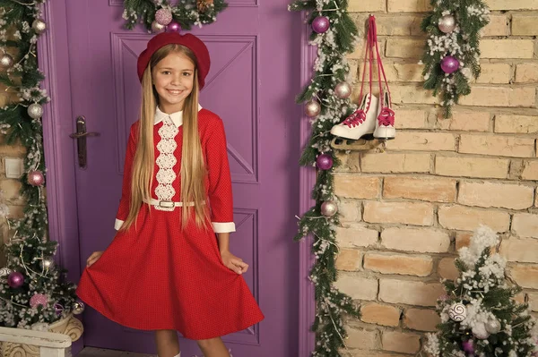 Вдохновение праздничного стиля. Девушка из моды идет праздновать Рождество. Маленькая девочка в рождественском платье. Модный маленький ребенок. Небольшая модель с модной внешностью. Маленькая модница на рождественские украшения — стоковое фото