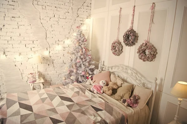 Joyeux Noël et Joyeuses Fêtes. Noël. Belle chambre décorée avec arbre et jouets. Composition de Noël. Le matin avant Noël. Vacances de Nouvel An. Bonne année. Notre maison — Photo