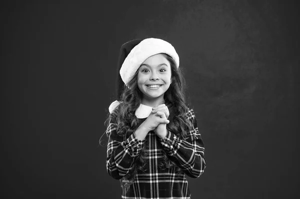 Mis mejores deseos. Niña con sombrero rojo de santa. Compras de Navidad. Felices fiestas de invierno. Niña pequeña. Regalo para Navidad. Infancia. Fiesta de año nuevo. Chico Santa Claus. Sorpresa inesperada — Foto de Stock