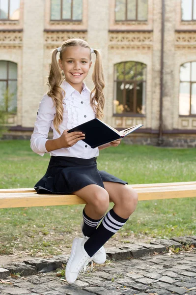 Educación en el hogar. Moda vintage para niños. pequeña chica feliz estudiar literatura. la vieja escuela. de vuelta a la escuela. el uniforme elegante hace mirada elegante. colegiala en uniforme retro con clase leer libro. Descubre la posibilidad — Foto de Stock