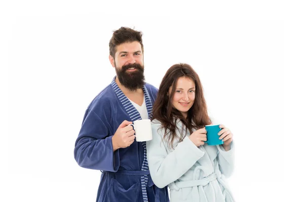 Concept de puissance de caféine. Couple profiter week-end paresseux et boire du café. Femme et mari peignoirs tenir tasse de thé tasse de café. Avec le café matin a meilleur goût. Couple se détendre le matin avec du café — Photo