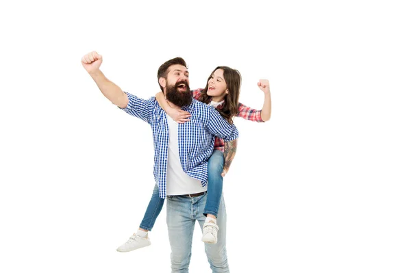 Felicidade sendo pai de menina. Celebração de férias. Lazer ativo. Dia dos pais. Pai exemplo humano nobre. Pai filhinha. Melhores amigos. Pai forte piggybacking adorável criança. A divertir-se — Fotografia de Stock