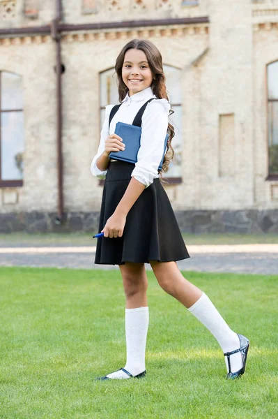 Tener el conocimiento necesario. Cada estudiante importa, cada momento cuenta. Concepto de educación escolar. Día del conocimiento. Exigía conocimiento. Lindo libro de niños sonrientes. Adorable niña estudiante de la escuela — Foto de Stock