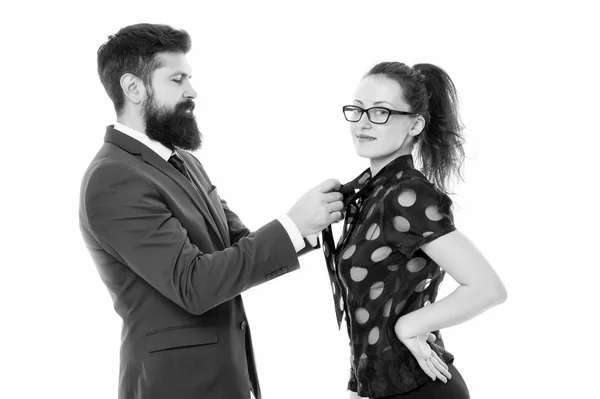 Zakenrelaties. Elkaar kijken perfect helpen. Business partners man en vrouw pas outfit voor zakelijke bijeenkomst of vergadering. Baas en aantrekkelijke dame assistent witte achtergrond. Laatste detail — Stockfoto