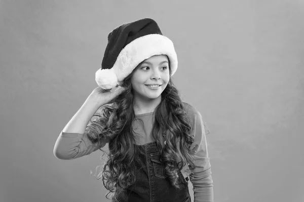 Μικρό παιδί κορίτσι στο santa καπέλο. Δώρο για τα Χριστούγεννα. Παιδική ηλικία. Νέο έτος κόμμα. Αϊ-Βασίλη παιδί. Ευτυχισμένος χειμερινές διακοπές. Μικρό κορίτσι. Χριστουγεννιάτικα ψώνια. Είσαι έτοιμο. 2019 νέο έτος που έρχεται — Φωτογραφία Αρχείου