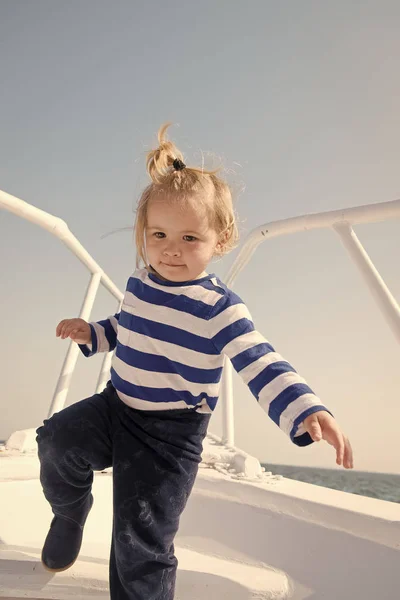 Miúdo engraçado com camisa de marinho listrado. férias de verão. infância feliz. aventuras itinerantes e desejo de viajar. rapazinho feliz no iate. passeio de barco por mar ou oceano. Pequeno marinheiro no barco. estilo de vida marinho — Fotografia de Stock