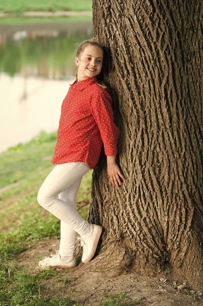 Sentirse libre y feliz. Adorable niña. Bebé pequeño con linda sonrisa en el paisaje natural. Pequeño bebé con el pelo largo y rubio sonriendo en estilo casual al aire libre. Feliz bebé vistiendo ropa de verano de moda —  Fotos de Stock