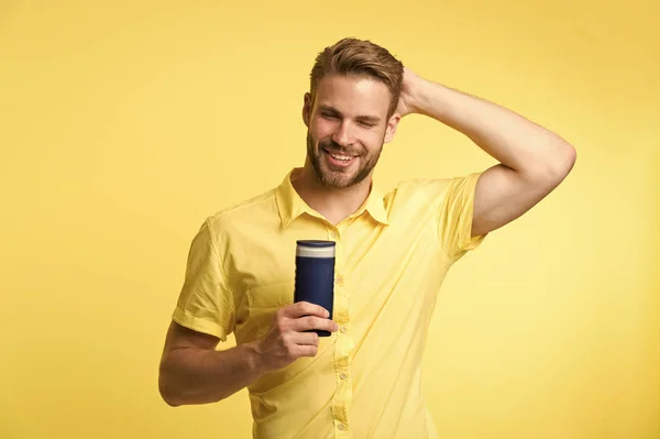 Hombre guapo barbudo hipster celebrar champú botella de plástico o gel de ducha. Concepto de cuidado del cabello. Champú efectivo. Prueba este champú. El mejor champú para tu tipo de cabello. Hacer el cabello más fuerte y más resistente — Foto de Stock