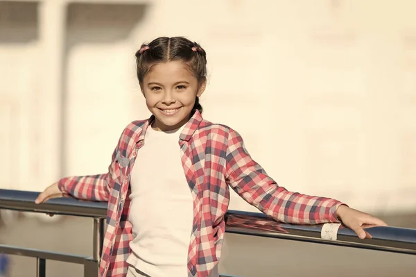 Actividades infantiles que nunca se volverán aburridas. Niño feliz sonriendo en estilo casual a cuadros para jugar al aire libre. Actividad infantil en el día de verano. Feliz infancia. Concepto de infancia — Foto de Stock