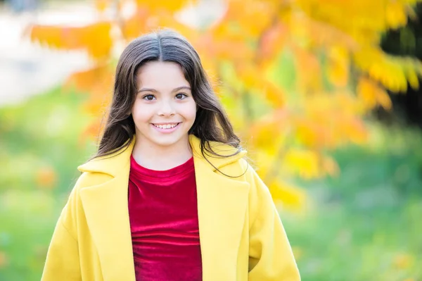 Próximos eventos. Beleza de outono. Menina cara sorridente andando no parque. Menina na moda no casaco de outono. Previsão meteorológica. Criança pequena feliz ao ar livre natureza fundo. Outono tempo quente. Outubro para fazer a lista — Fotografia de Stock