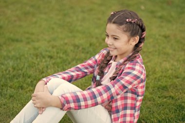 Mükemmel piknik. En iyi hafta sonu. Yeşil çimenlerin üzerinde sakin ol küçük kız. Parklar ve açık. Bahar doğa. Yaz pikniği. Trendy saçlı küçük okul kız. mutlu çocukluk. Park piknik aile ile