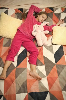 Küçük kız çocuk uyku için hazır. Dinlenmek için zaman. Çocukluk mutluluk. Pijama partisi. İyi geceler. Mutlu kız yatak odasında. Günaydın. Uluslararası Çocuk günü. Ne ilginç bir oyuncak