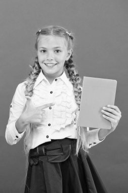 Eğlenceli eğitim için sevimli kırtasiye satın alın. Kırtasiye saplantısıyla ünlü kızlar. Çocuk okul üniforması tutma defteri. Kırtasiye hayranı. Liseli kız not defterini gösteriyor. Okul malzemeleri kavramı. Okul kırtasiye