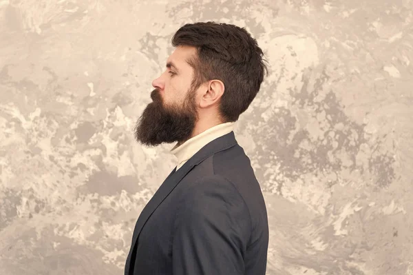 Волосся та догляд за обличчям. Чоловік красивий бородатий бізнесмен носить офіційний костюм. Чоловічий одяг і концепція моди. Хлопець жорстока модель моди з довгою бородою і вусами. Ділові люди стиль моди — стокове фото