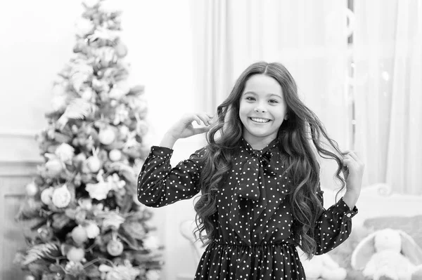 Noël vacances en famille. Bonne année. Les courses de Noël. Petite fille mignonne avec cadeau de Noël. Le matin avant Noël. attendant le Père Noël. L'hiver. Quelle grande surprise ! — Photo