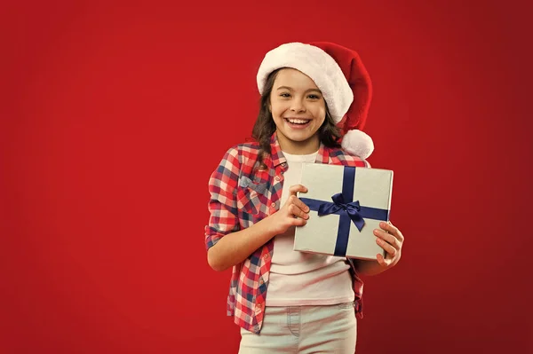 Boldog téli ünnepek. Kis lány. Xmas jelen. Gyermekkori. Karácsonyi bevásárlás. Kis lány gyermek santa piros kalapban. Új év party. Santa claus gyerek. Express pozitivitás. másol hely. — Stock Fotó