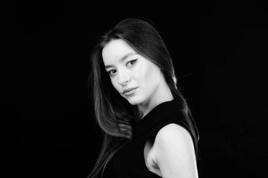 İnanılmaz güzellik kendinden emin kız. Güzel kız cilt bakımı ve makyaj. Güzelleştirici yüz ve saç. Günlük basit makyaj. Kozmetoloji ve güzellik. Çekici kadın uzun saçlı. Doğal güzellik. Güzellik salonu