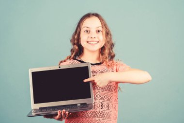 başlangıç iş. dijital çağda çocuk gelişimi. Internet sörf oynayın. dizüstü bilgisayar ile mutlu küçük kız. evde eğitim. online alışveriş. okul projesi. eğitim kavramı