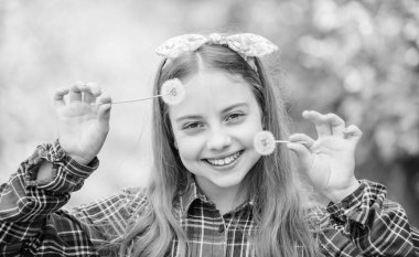 yaz tatili. Rancho ve ülke. Doğal güzellik. Çocukluk mutluluğu. Karahindiba. Bahar tatili. Kadınlar günü. küçük kız ve taraxacum çiçekli. mutlu çocuk tutun blowball. mutlu çocuk