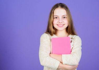 Daha fazla bilgi edinin. Kız kitap mor arka plan tutun. Çocuk kitap not defterini göster. Kitap konsepti. Akıllıca alıntılar. Çocukluk edebiyatı. Gelişim ve eğitim. Okuma becerisi. Kişisel günlük. Not defteri planlayıcısı