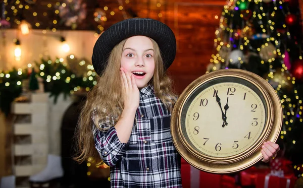 Quem me dera. Criança duende. Árvore de Natal. Compras de férias. Menina de chapéu vermelho. Dia das compras. Tempo de Natal. Venda de compras. A menina do Pai Natal. Compras de Natal. Feliz Ano Novo — Fotografia de Stock