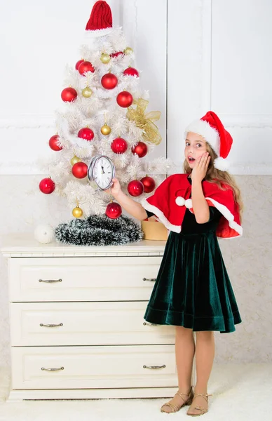 Contagem regressiva de ano novo. Menina garoto traje de chapéu de Papai Noel com tempo de contagem de relógio para o ano novo. Quanto tempo falta. Último minuto anos novos planos de véspera que são realmente muito divertido. Último minuto até à meia-noite — Fotografia de Stock