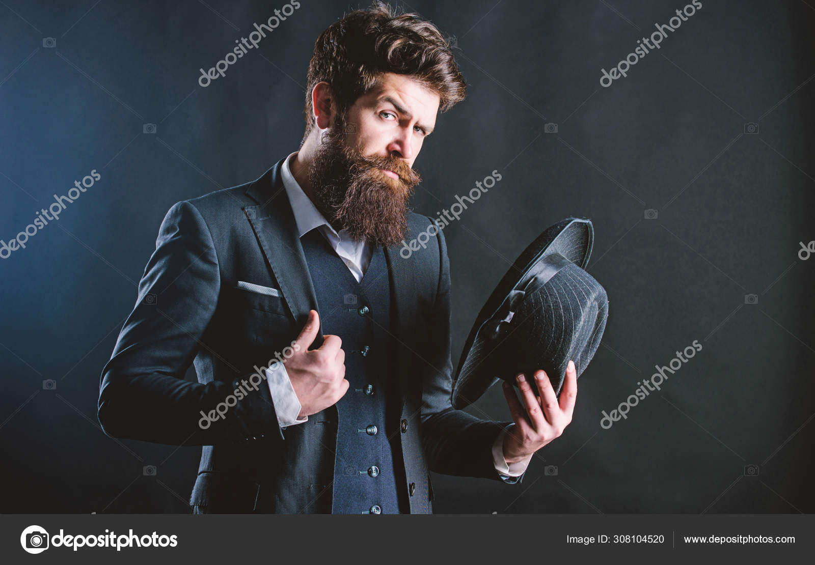 优雅时尚的嬉皮士。复古时尚帽。戴帽子的人复古时尚。男人在黑暗的背景下精心打扮成胡须的绅士。男性时尚和男装。正式西装经典风格的服装——, image size:1600x1110