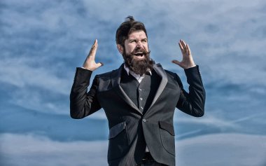 mutlu sakallı adam. Olgun hippi sakallı. Bıyıklı acımasız beyaz hippi. Ciddi hippi. Karizmatik erkek. Gelecekteki başarısı. Erkek resmi moda. İşadamı gökyüzüne karşı