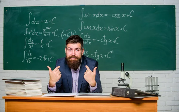 I know everything. Teacher man pointing himself. Narcissist selfish educator. Superior teacher in classroom. Arrogant school principal looking at camera. Self confident teacher introducing himself — Stock Photo, Image