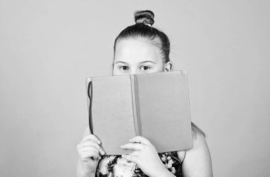 Çocuk şirin kız tutun Not Defteri veya günlük mavi arka plan. Çocukluk anıları. Kızlar konsepti için günlüğü. Sırları şirin kız gibi günlük journal uygulamasında not etmek aşağı. Burada sır. Onun sırlarını içinde günlük tutma