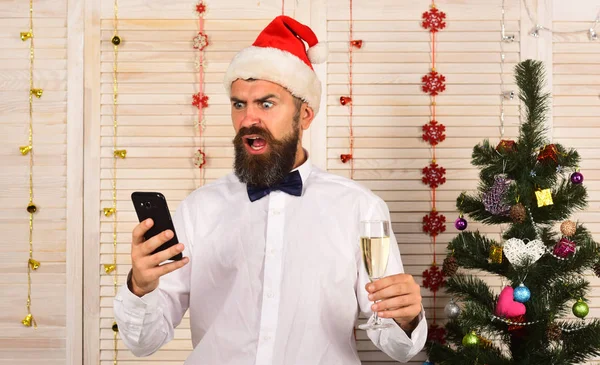 Célébration et Nouvel An concept de salutations. Père Noël avec téléphone — Photo