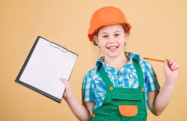 Miúda construtora. Construa você mesmo o seu futuro. Iniciativa criança menina trabalhador construtor chapéu duro. Desenvolvimento de cuidados infantis. Especialista em segurança. Inspector capataz. Arquiteto engenheiro construtor. Profissão futura — Fotografia de Stock