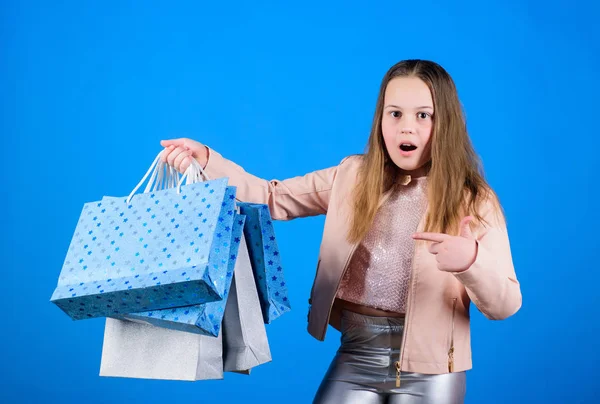 Día de compras felicidad. Compra ropa. Comprador adicto a la moda. Niños boutique de moda. Compras de chicas de cumpleaños. Viernes Negro mejores ofertas. Niño feliz en la tienda con bolsas. Compras es la mejor terapia —  Fotos de Stock