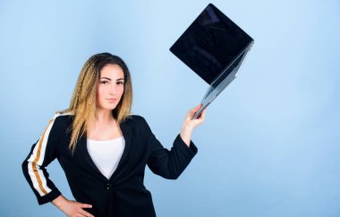 İnternette sörf yapıyorum. Sosyal ağlar ve blog. Bilgi kaynağı. İş arıyorum. Genç müteahhit için iş imkanları. Programlama eğitimi. Bloglama kavramı. Çevrimiçi uzaktan iş. Dizüstü bilgisayar ile Kız