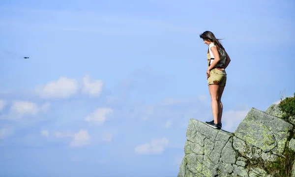 Depressionskoncept. Modig kvinna står ensam i höga berg blå himmel bakgrund. Soldat flicka. Militär kvinna. Observerar punkt. Modig flicka farlig klippa. Självmordsbenäget humör. Modiga och orädda — Stockfoto