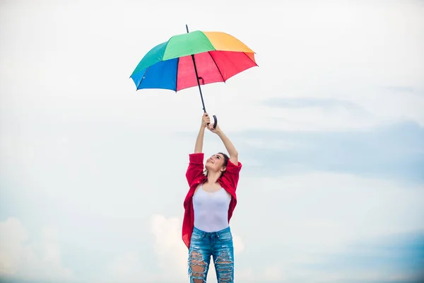 Duhový deštník. Deštivé počasí. Dobrá nálada. Dobré vibrace. Koncept výsadkové činnosti. Otevřte smýšlející osobu. Dívka cítí dobré nebe. Dobré počasí. Uvítací pád. Krásná žena s barevným deštníkem — Stock fotografie
