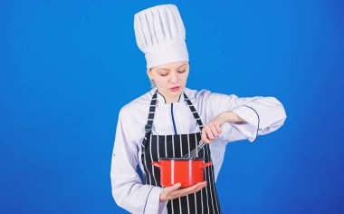 İlham verici yemek pişirmek. Sevimli şef pişirme tenceresinde sos veya mus çırpma. Tel çırpMa pişirme gereçleri ile Pretty aşçı krem kırbaçlama. Pişirme tarifine göre kek yapma profesyonel fırıncı