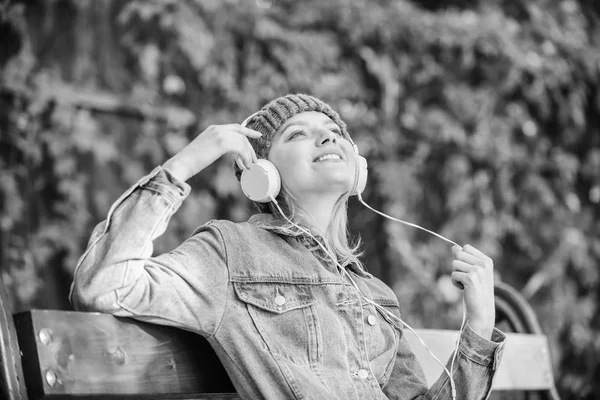 Odpočiňte si v parku. bokovky dívka odpočívat v parku s mp3 přehrávačem. bokovky žena ve sluchátkách odpočívat v parku. poslech hudby jsou venkovní. Audio kniha. styl a hudba. moderní technologie namísto čtení — Stock fotografie