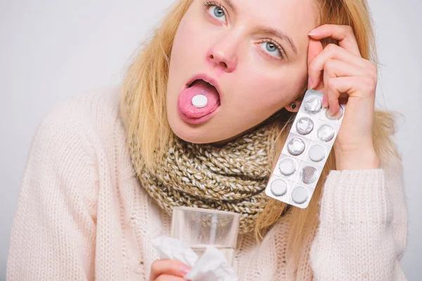 Cefalea e febbre rimedi. Donna malata in possesso di acqua di vetro e compresse blister. Prendi delle pillole per alleviare la febbre. Bevi un sacco di liquidi. Rompere il concetto di febbre. Ragazza prendere la medicina per rompere la febbre — Foto Stock