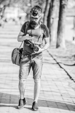 Sakal ve bıyıklı fotoğrafçı. Turist çekim fotoğrafları. İçerik yaratıcısı. Adam sakallı hipster fotoğrafçı. Eski ama hala iyi. Fotoğrafçı Vintage kamera tutun. Modern Blogger. Manuel ayarlar