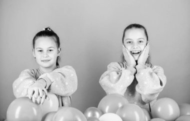 Balon tema partisi. Hava balonları yakın kız arkadaşlar. Parti başlat. Doğum günü partisi. Uluslararası çocuk günü. Tasasız çocukluk. Kız kardeşler ev partisi düzenlerler. Tebrik konsepti. Eğlenceli konsepte sahip olmak