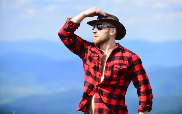 Explorando el mundo. Masculinidad y energía de montaña. Llamada a la montaña y debo irme. Un guardabosques brutal está en la cima de la montaña. Concepto de senderismo. Ocio activo. Hombre varonil disfrutar de la libertad en las montañas —  Fotos de Stock