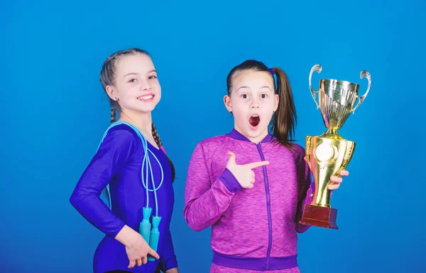 당연한 상. 여자 운동 아이들은 승리를 축하합니다. 황금 잔운동 소녀. 우승. 우리 팀 1 위. 어린이 체조 운동 선수 운동 아이 행복 챔피언. 스포츠 업적 — 스톡 사진
