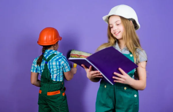 Equipa de renovação. Crianças meninas planejando renovação. Pintar paredes. Mudar para um apartamento novo. Crianças irmãs executar renovação seu quarto. Irmãs felizes renovando casa. Atividades de melhoria doméstica — Fotografia de Stock