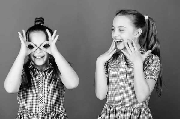 É engraçado. Crianças engraçadas. Meninas engraçadas gostam de brincar juntas. Crianças pequenas gesticulando e fazendo caras engraçadas para se divertir — Fotografia de Stock