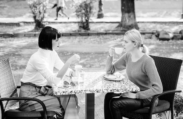 Verdadeira amizade relações próximas amigáveis. Confia nela. Meninas amigos beber café e desfrutar de conversa. Encontro de amizade. A sinceridade e a amizade feminina. Conversa de duas mulheres terraço café — Fotografia de Stock