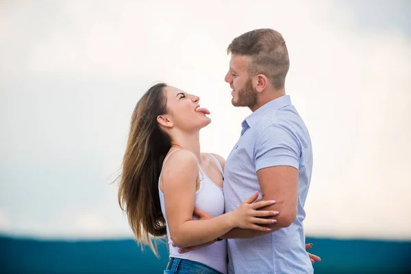 Concetto luna di miele. Relazioni romantiche. Vero amore. Amore di famiglia. Una coppia innamorata. La sostengo. Bella relazione. Uomo e donna coccolano sfondo natura. Insieme per sempre. Storia d'amore. Appena sposata. — Foto Stock