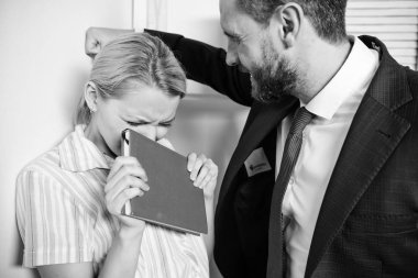 Beni de toplumsal hareket. İğrenç yüzünü kadın var. İşadamı cinsel taciz kadın meslektaşım.