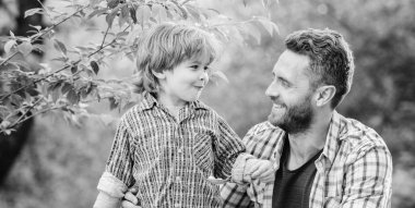 Küçük çocuk ve babam yemek yiyor. Babamla her şey daha eğlenceli. Organik beslenme. Sağlıklı beslenme kavramı. Beslenme alışkanlıkları. Çocuk kaşık tutuyor. Aile ev yapımı yemeklerin tadını çıkarır. Beslenme çocuklar ve yetişkinler