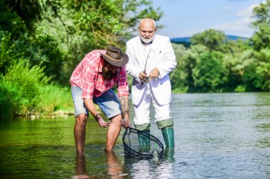 Mutlu günler. Balık tutma takımı. Aile günü. Hobi ve eğlence. Tatlı su balığı. Sakallı adam ve acımasız hipster balıkçılığı. Ruh eşiyle balık yakalamak. Arkadaşlar balık yakalıyor. Balık ağ içinde sıkışıp